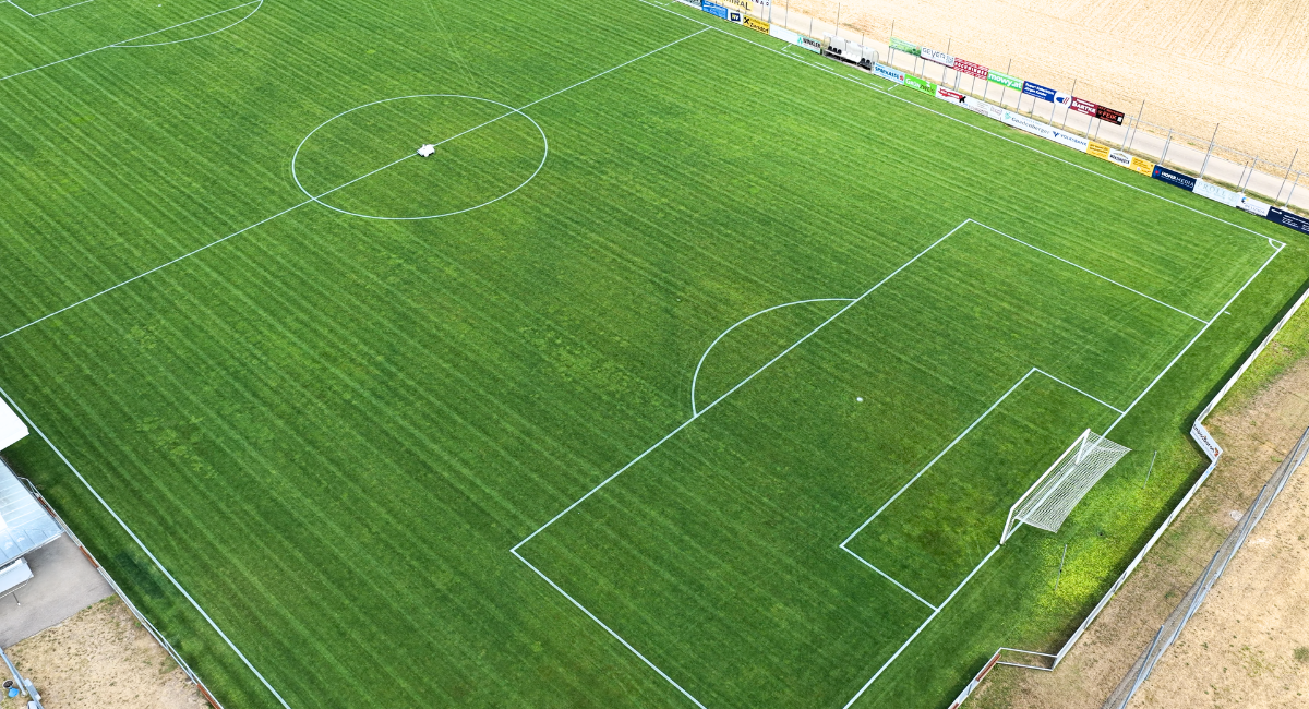 Professionelle Spielfeldmarkierung mit LINORA Markierfarbe
